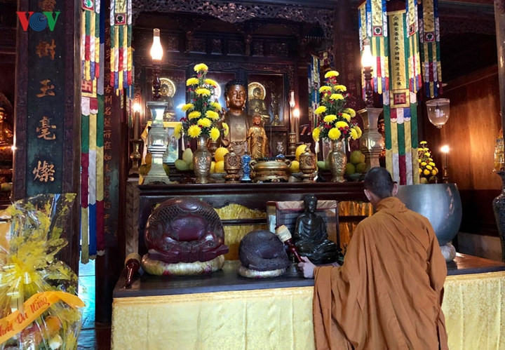 Thiền sư Thích Nhất Hạnh (ngồi) trong ngày trở về. Ảnh: Chùa Từ Hiếu.