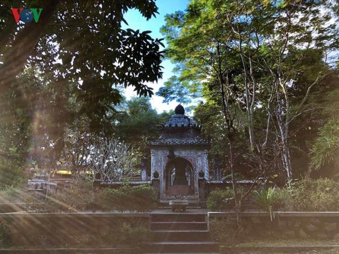 Khu vực các ngôi mộ của những thái giám triều Nguyễn có đóng góp mở mang xây dựng chùa.