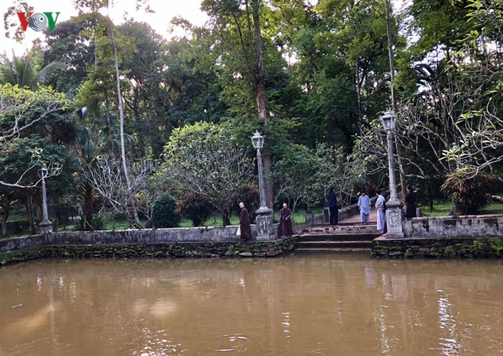 Chùa Từ Hiếu ban đầu chỉ là một Thảo Am với tên gọi là am An Dưỡng do Tổ sư Nhất Định lập nên vào năm 1843. Ngài vừa tu hành vừa lo chăm sóc mẹ già. Cảm động về sự hiếu thảo, sau khi ngài viên tịch, Vua Tự Đức đặt cho chùa tên là “Từ Hiếu tự”. Hiểu theo nghĩa của Đạo Phật là đạo hiếu giữa bố mẹ và con cái