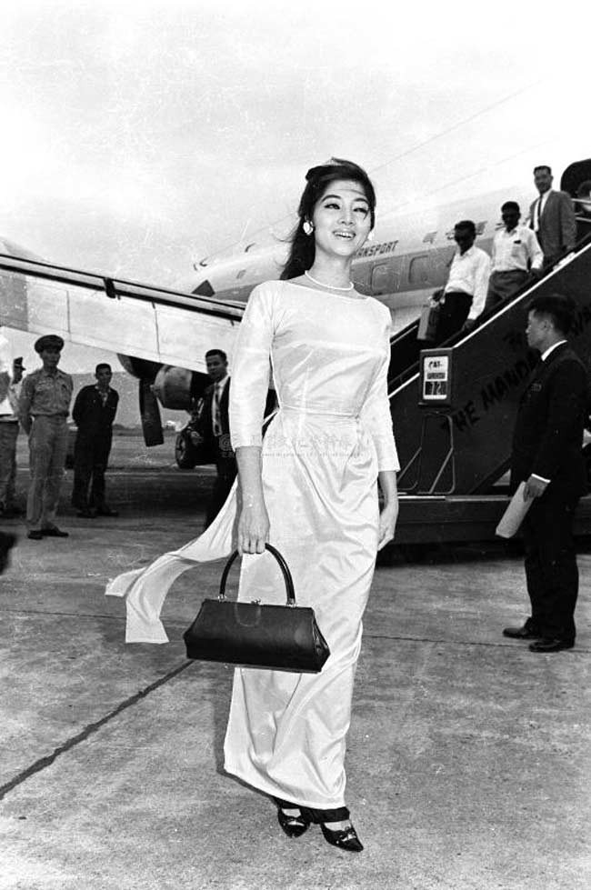 Thẩm Thúy Hằng nổi tiếng với vẻ đẹp gợi tình, tươi trẻ. Ở thời kỳ đó, cô đã trở thành một tượng đài của nhan sắc khó ai vượt qua. Cô là biểu tượng quyến rũ thời bấy giờ. Biết bao chàng trai, công tử phải ngẩn ngơ trước vẻ đẹp của cô.