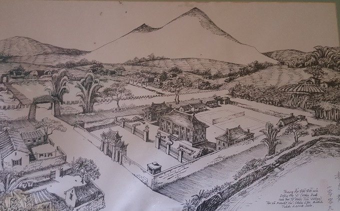 Ông Vi Văn Đài (SN 1944) -Trưởng tộc họ Vi (cháu nội Tổng đốc Vi Văn Định), cho biết: "Dòng họ Vi đến Bản Chu, xã Khuất Xá, huyện Lộc Bình (Lạng Sơn) lập thái ấp. Bản Chu là một ngôi làng khá cổ kính, xung quanh có những rặng núi cao bao bọc, nằm men theo con sông Kỳ Cùng. Đầu thế kỷ 20, ông nội tôi cho khởi công xây dựng khu biệt phủ rộng 4.000 m2".