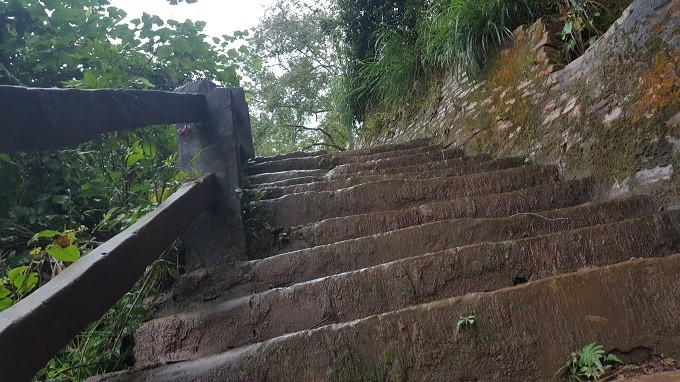 42 bậc lên xuống giếng làm bằng đá cuội.