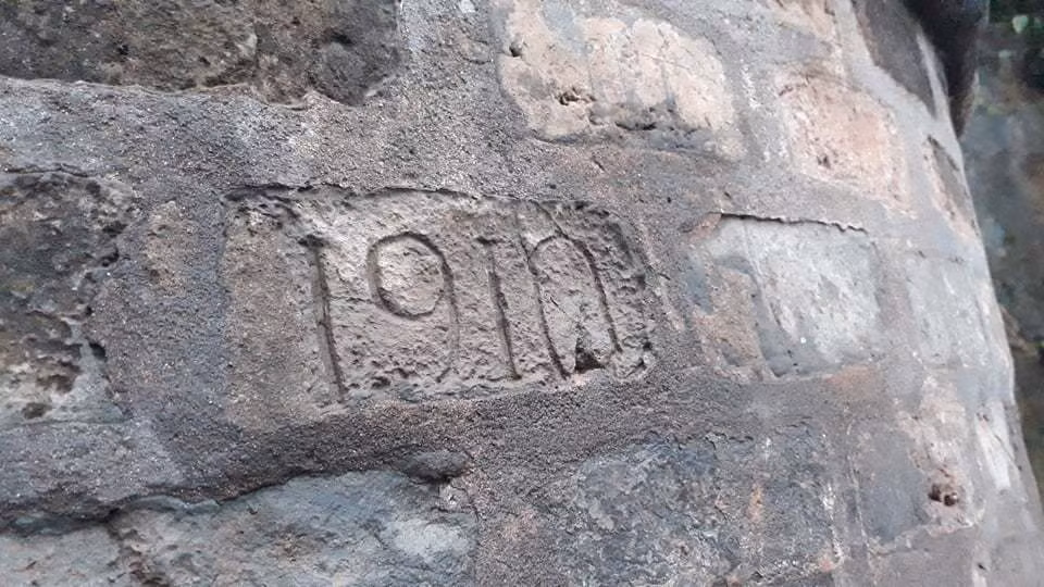 Chữ số đánh dấu năm xây giếng là 1910.