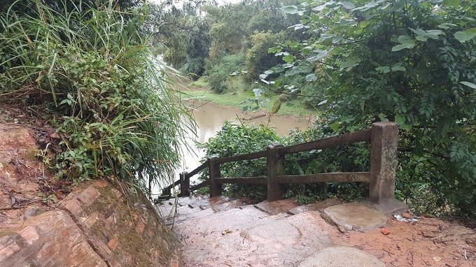 Tay vịn cầu thang bằng bê tông.