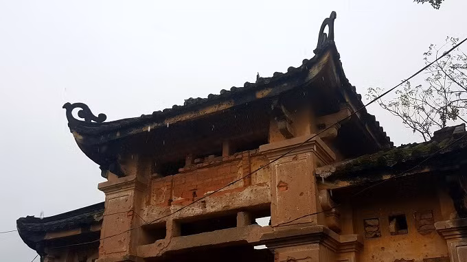 Một phần mái cổng còn lại.