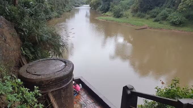 Giếng nước cổ Bó Lài nằm cạnh nhánh sông Kỳ Cùng được Tổng đốc Vi Văn Định xây năm 1910. Ông Báo chia sẻ: "Thành giếng cao 2 m, xây bằng gạch nung. Giếng mang hình dáng chiếc trống đồng với “đai trống” là 2 vòng tròn đắp nổi. 100 năm nay giếng luôn đầy, không bao giờ cạn. Nước trong vắt nên người dân vẫn ra đây lấy mang về dùng trong sinh hoạt".