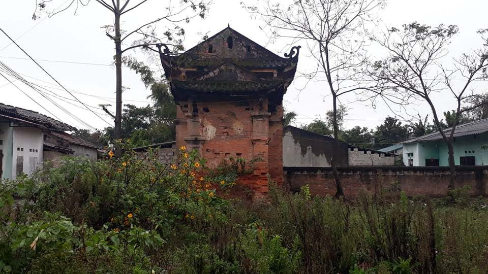 Phía bên ngoài cổng chính đang xuống cấp nghiêm trọng.