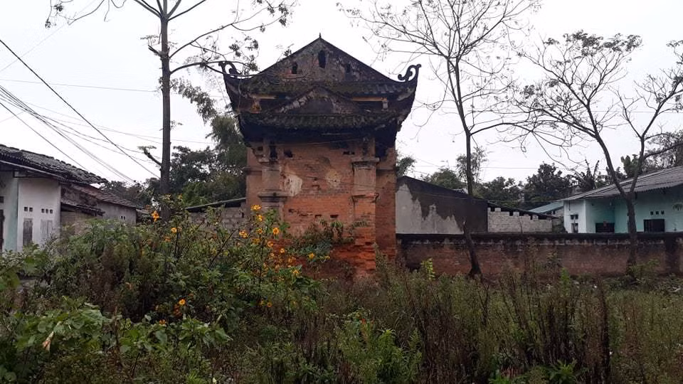 Phía bên ngoài cổng chính đang xuống cấp nghiêm trọng.