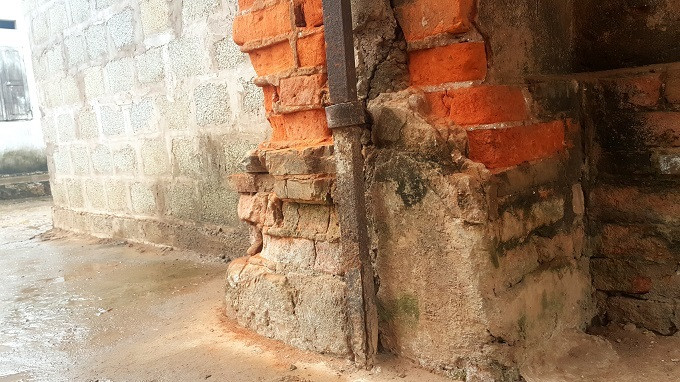 Trụ sắt - vết tích còn lại của cổng chính.