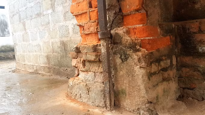 Trụ sắt - vết tích còn lại của cổng chính.