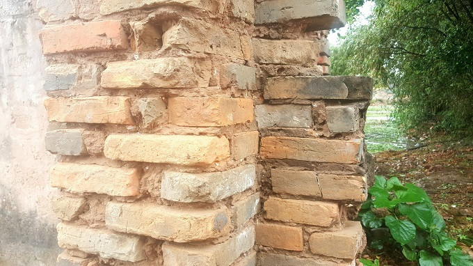 Toàn bộ tường, cổng được xây bằng gạch, kết dính bằng hỗn hợp tro, đường phên và nhựa dây tơ hồng. Chất liệu này có độ bền chắc, khó bong tróc theo thời gian.