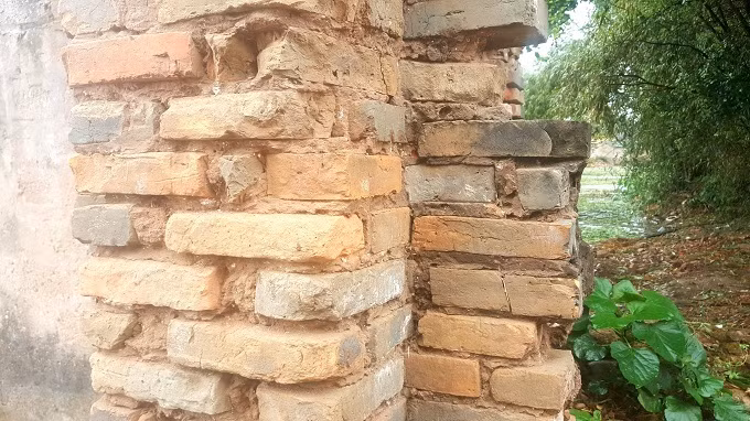 Toàn bộ tường, cổng được xây bằng gạch, kết dính bằng hỗn hợp tro, đường phên và nhựa dây tơ hồng. Chất liệu này có độ bền chắc, khó bong tróc theo thời gian.