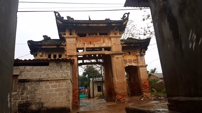 Trải qua thăng trầm, hiện nay khu biệt phủ chỉ còn lại 3 cánh cổng. Đây là cổng chính dẫn vào phủ được xây bằng gạch nung, vôi, cát. Sau khi Tổng đốc Vi Văn Định rời khỏi Lạng Sơn theo cách mạng, nơi đây không ai chăm sóc, bảo quản. Năm 1979, căn biệt phủ rộng hàng nghìn m2 đã bị san lấp bởi đạn pháo trong cuộc chiến bảo vệ biên giới phía Bắc.