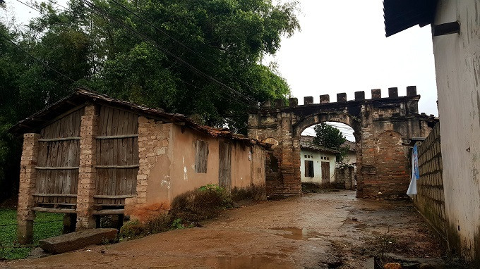 Xưa kia, khu dinh thự này được bắt đầu từ con đường dài dẫn vào biệt phủ với 2 hàng phượng vĩ và 3 cái ao lớn xếp hình vòng cung, tạo nên thế phòng thủ vững chắc cho cả khu vực với chỉ một đường ra, một đường vào.