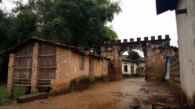 Xưa kia, khu dinh thự này được bắt đầu từ con đường dài dẫn vào biệt phủ với 2 hàng phượng vĩ và 3 cái ao lớn xếp hình vòng cung, tạo nên thế phòng thủ vững chắc cho cả khu vực với chỉ một đường ra, một đường vào.