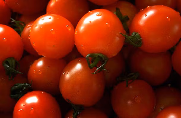 Cà chua: Cà chua là một nguồn dồi dào vitamin C và các chất natri, phốt pho, canxi, kali, magie và lưu huỳnh. Cà chua được khuyên dùng như một phương pháp tuyệt vời trong trị liệu ung thư tuyến tiền liệt. Glutathione có trong cà chua giúp tăng cường hệ miễn dịch.