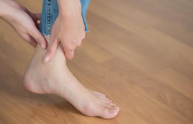 Cha me chu quan, con gai 6 tuoi phai cat cut chan