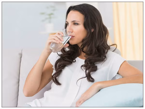 Tuy nhiên, thường xuyên uống nước đường không chỉ dẫn đến việc hấp thụ quá nhiều đường ảnh hưởng đến sự ổn định của đường huyết mà còn dẫn đến tích tụ chất béo và các chất khác trong cơ thể, ảnh hưởng đến các chỉ số khác của cơ thể. Ảnh: Boldsky.