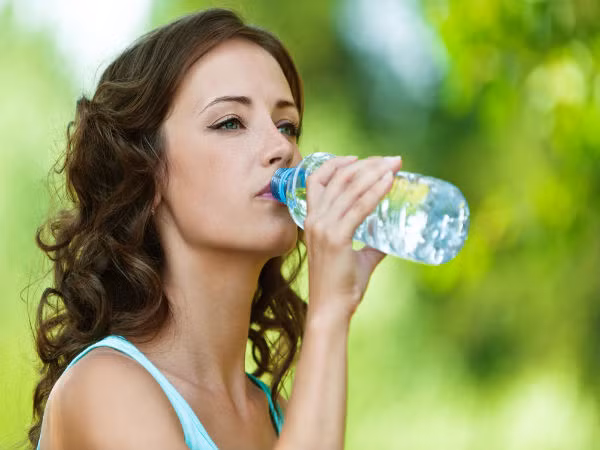 3. Nước đường: Có người cho rằng, buổi sáng ngủ dậy, miệng không có vị gì, uống chút nước đường có thể thỏa mãn vị giác, do vậy, họ sẽ thêm một thìa đường trắng khi uống nước. Ảnh: Boldsky.