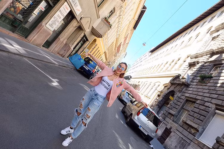 Set đồ xuống phố giúp người đẹp sinh năm 1987 trông trẻ trung, năng động. 