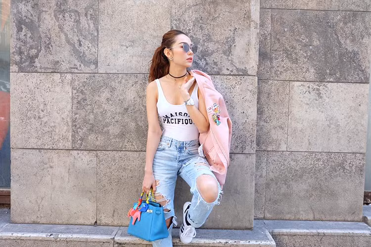 Nữ ca sĩ 8x cũng rất sành điệu trên phố với phụ kiện túi xách, mắt kính hàng hiệu.