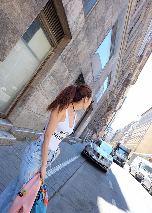 Minh Hằng tự tin khoe vóc dáng cân đối trên đường phố của thủ đô Budapest.
