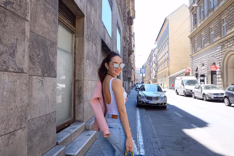 Minh Hằng hiện là nữ ca sĩ kiêm diễn viên nổi tiếng của showbiz Việt. Cách đây không lâu, cô xuất hiện trên màn ảnh rộng với bộ phim "Bao giờ có yêu nhau".