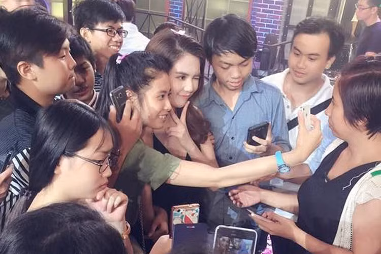 “Nữ hoàng nội y” Ngọc Trinh đã vui vẻ đáp lại tình cảm của người hâm mộ.