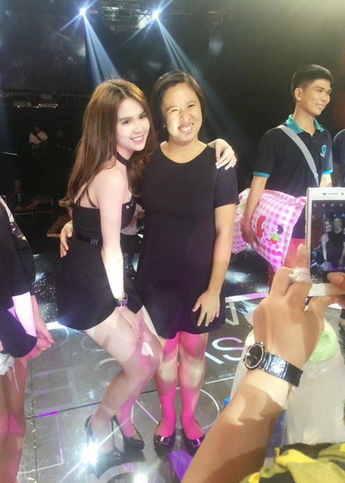 Ở một buổi ghi hình khác, nữ người mẫu sinh năm 1989 đã không ngại cúi người thấp xuống để chụp hình cùng một fan.