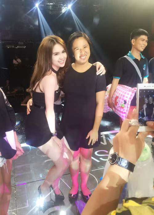 Ở một buổi ghi hình khác, nữ người mẫu sinh năm 1989 đã không ngại cúi người thấp xuống để chụp hình cùng một fan.