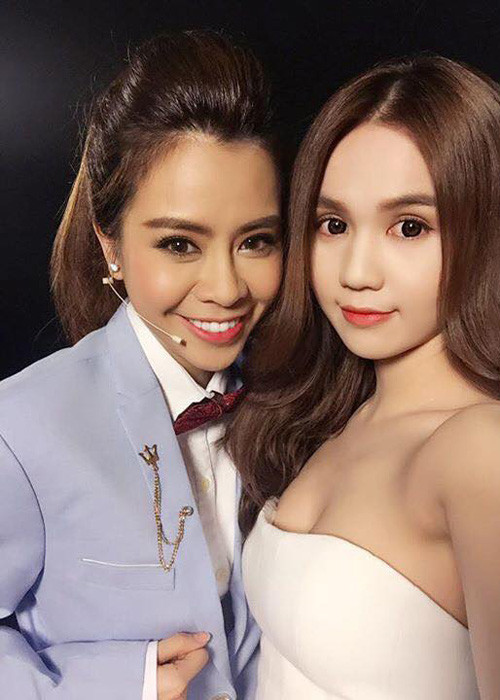 Vẻ gợi cảm, quyến rũ của “nữ hoàng nội y” khiến người đối diện không thể rời mắt.