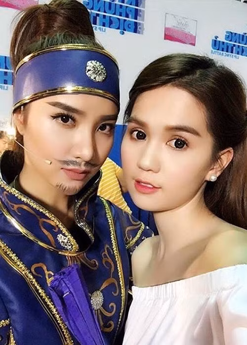 Ngọc Trinh vốn chỉ được biết đến là người mẫu vì vậy sự lấn sân làm host chương trình truyền hình thực tế của cô gây chú ý dù chưa biết cô thể hiện như thế nào trong vai trò mới.