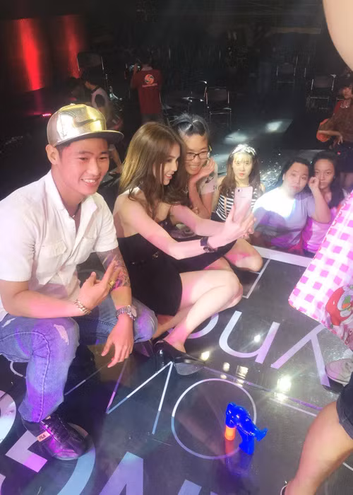 Sự thân thiện, gần gũi của Ngọc Trinh giúp cô ghi thêm điểm trong mắt người hâm mộ.