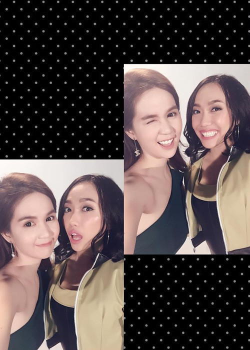 Ngọc Trinh đọ sắc cùng diễn viên Diệu Nhi trong một buổi quay hình.