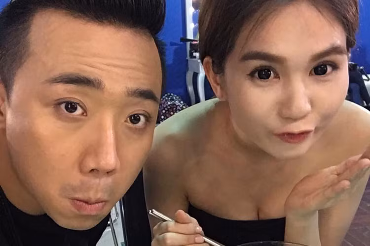 Nữ diễn viên phim “Vòng eo 56” và nam MC nổi tiếng của showbiz Việt còn có khoảnh khắc nhí nhảnh bên nhau.