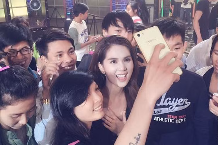 Ngoc Trinh bi fan vay kin o hau truong gameshow