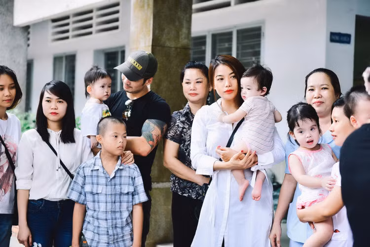 Ngoài Trương Ngọc Ánh, Thiên Nguyễn - “mỹ nam Truy sát” cũng tham gia chuyến đi đầy ý nghĩa này. 