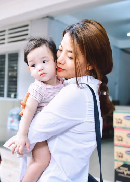 Hình ảnh thân thiện, gần gũi sau màn ảnh của Trương Ngọc Ánh trong chuyến đi ghi điểm trong mắt người hâm mộ. 