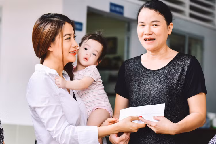 Nữ diễn viên phim “Hương Ga” gặp gỡ lãnh đạo trung tâm và chia sẻ về mục đích của chuyến đi từ thiện. 