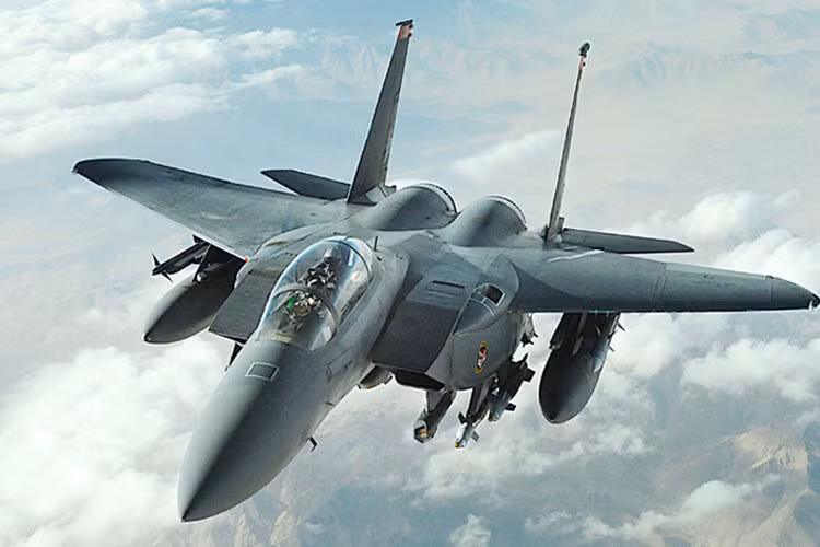 F-15 là sự kết hợp hoàn hảo giữa 2 động cơ phản lực mạnh mẽ, radar tiên tiến cùng hệ thống vũ khí cực mạnh. (Ảnh: af)