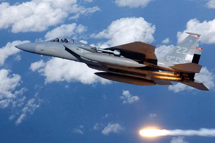 Phiên bản F-15 Eagle được trang bị hệ thống vũ khí cực mạnh chuyên dùng để diệt mục tiêu mặt đất như bom thông minh JDAM, Paveway, tên lửa hành trình AGM-65, tên lửa chống hạm Harpoon… (Ảnh: military-today)