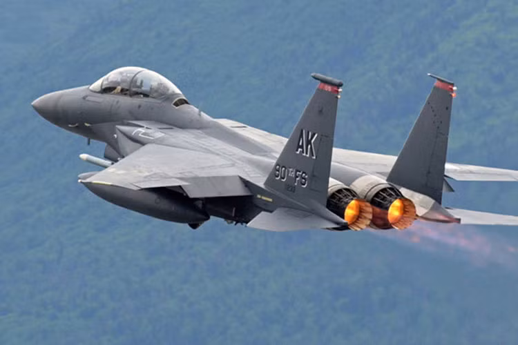 Máy bay chiến đấu F-15 được trang bị hệ thống đẩy vector 3 chiều nên cực kỳ linh hoạt khi bay ở tốc độ thấp. (Ảnh: boeing)