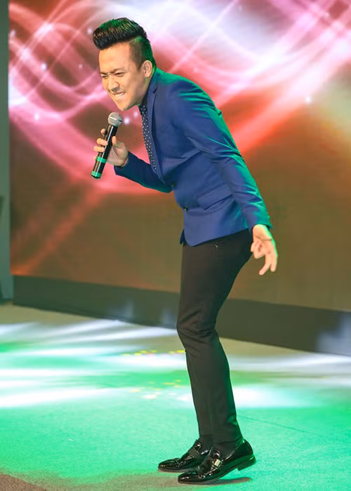 MC Trấn Thành khoe giọng hát trầm ấm qua ca khúc 60 năm cuộc đời. 