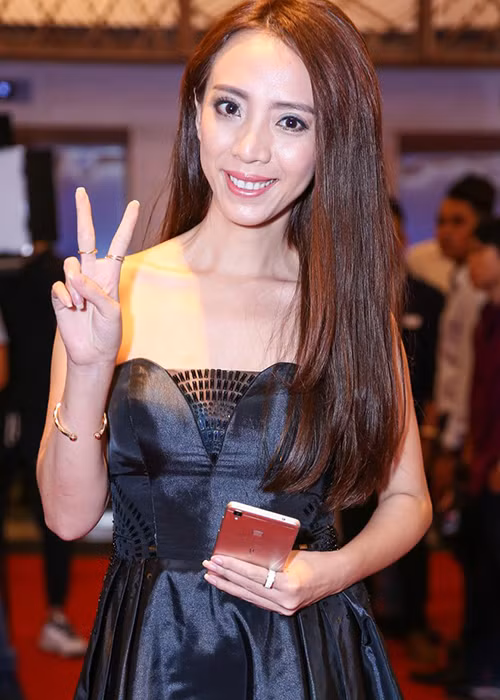 "Hoa hậu hài" Thu Trang mới về TP HCM sau 3 tuần đóng phim tại Đà Lạt. Nữ diễn viên đi một mình mà không có chồng tháp tùng như mọi khi. Cô là một trong những nghệ sĩ đắt show phim điện ảnh nhất hiện nay.