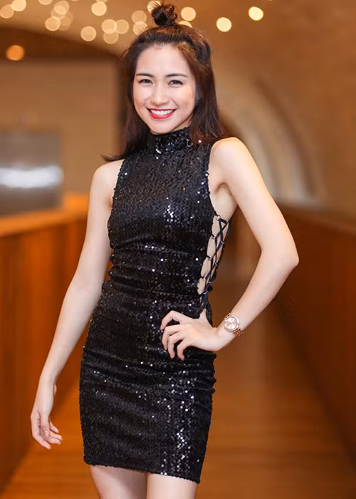 Hòa Minzy trẻ trung với đầm đen ôm sát với những đường cắt tinh tế hai bên eo. Vừa qua, dù không được vào chung kết Gương mặt thân quen nhưng người yêu Công Phượng vẫn được khán giả yêu quý. 