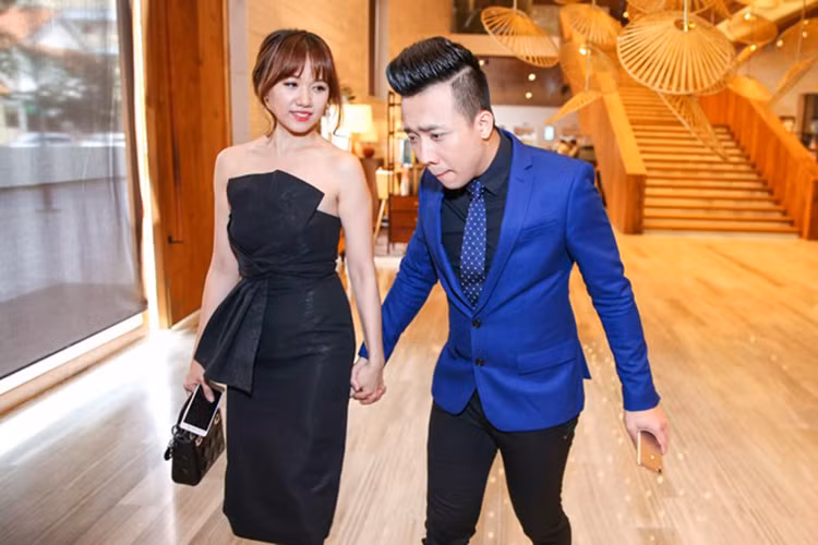 Sau ồn ào về việc không được nhập cảnh vào Mỹ do visa quá hạn, Trấn Thành lại bận rộn với việc chạy show sự kiện. Giám khảo chương trình "Thách thức danh hài" xuất hiện lịch lãm với vest xanh. 