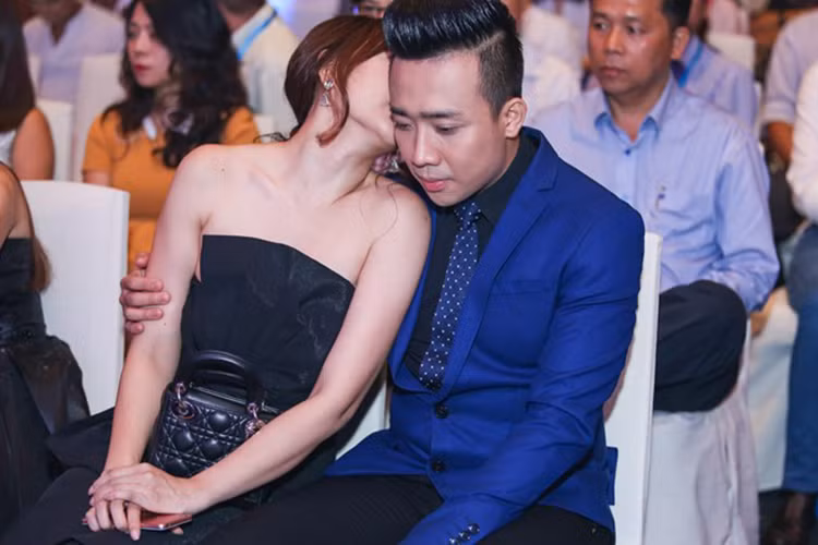 Hari Won từng thừa nhận cô hâm mộ tài năng của bạn trai. Nhờ có người yêu hoạt ngôn nên qua sự chia sẻ của anh, khán giả hiểu hơn về cô. 