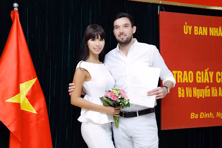 Cách đây ít ngày, Hà Anh cùng chồng nhận giấy chứng kết hôn tại trụ sở UBND quận Ba Đình, Hà Nội. 