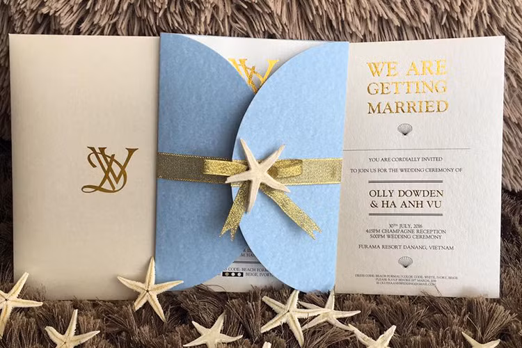 Mới đây, siêu mẫu Hà Anh đã tiết lộ thiệp mời đơn giản nhưng hiện đại dành cho đám cưới của mình với ông xã Olly Dowden. Thiệp do team của nữ người mẫu tự thiết kế. 