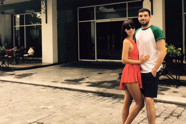 Nữ người mẫu hiện đang bận rộn với công việc nhưng vẫn dành thời gian cùng chồng chuẩn bị cho một đám cưới lãng mạn. 